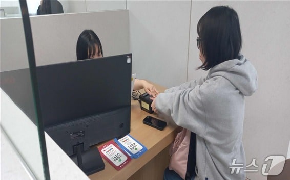 외국인 유학생이 지문 등록을 하고 있다.(부산시 제공. 재판매 및 DB금지)