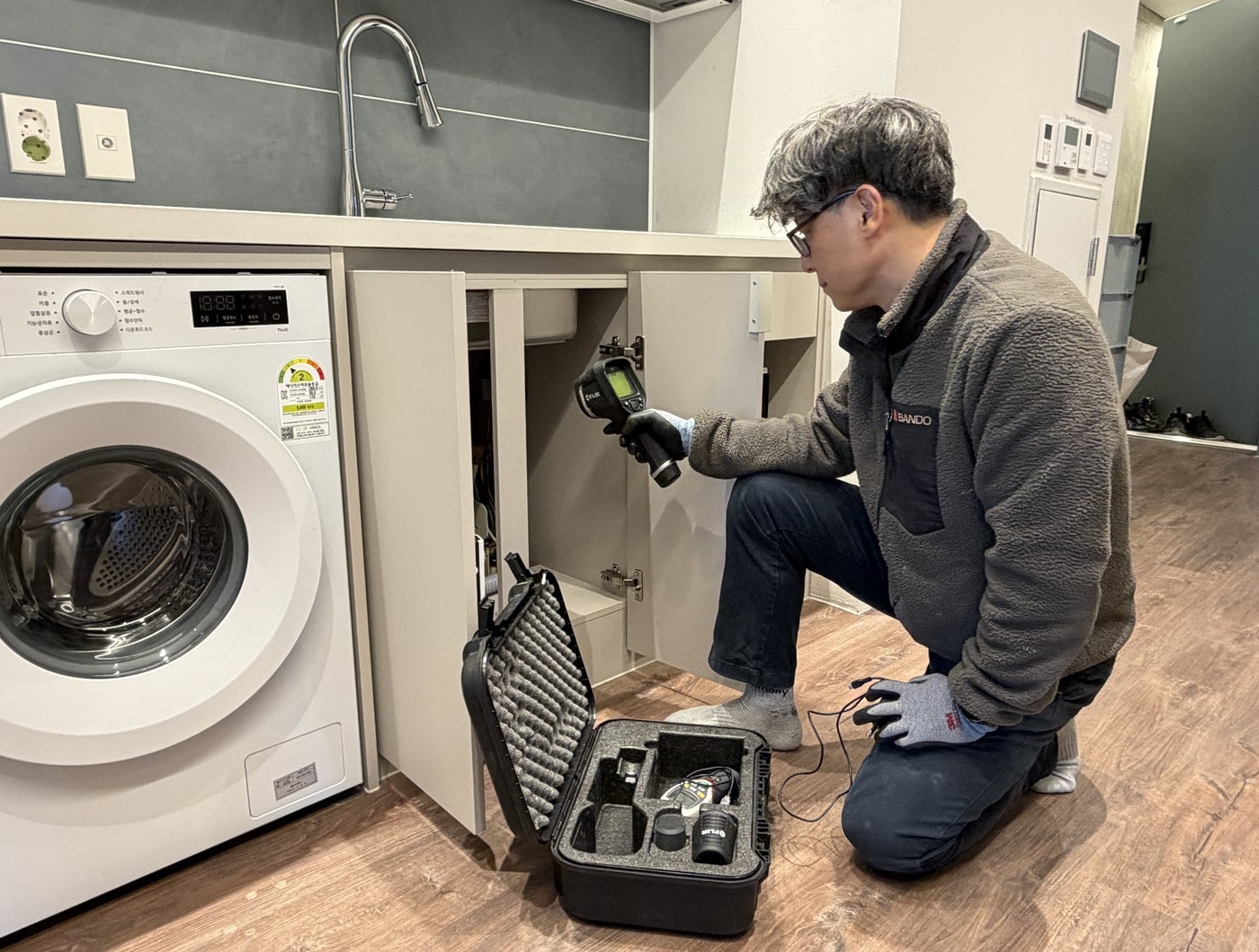 반도건설 입주단지 하자 민원 세대 상부장 경첩 보수 작업 모습(반도건설 제공)  뉴스1 ⓒ News1