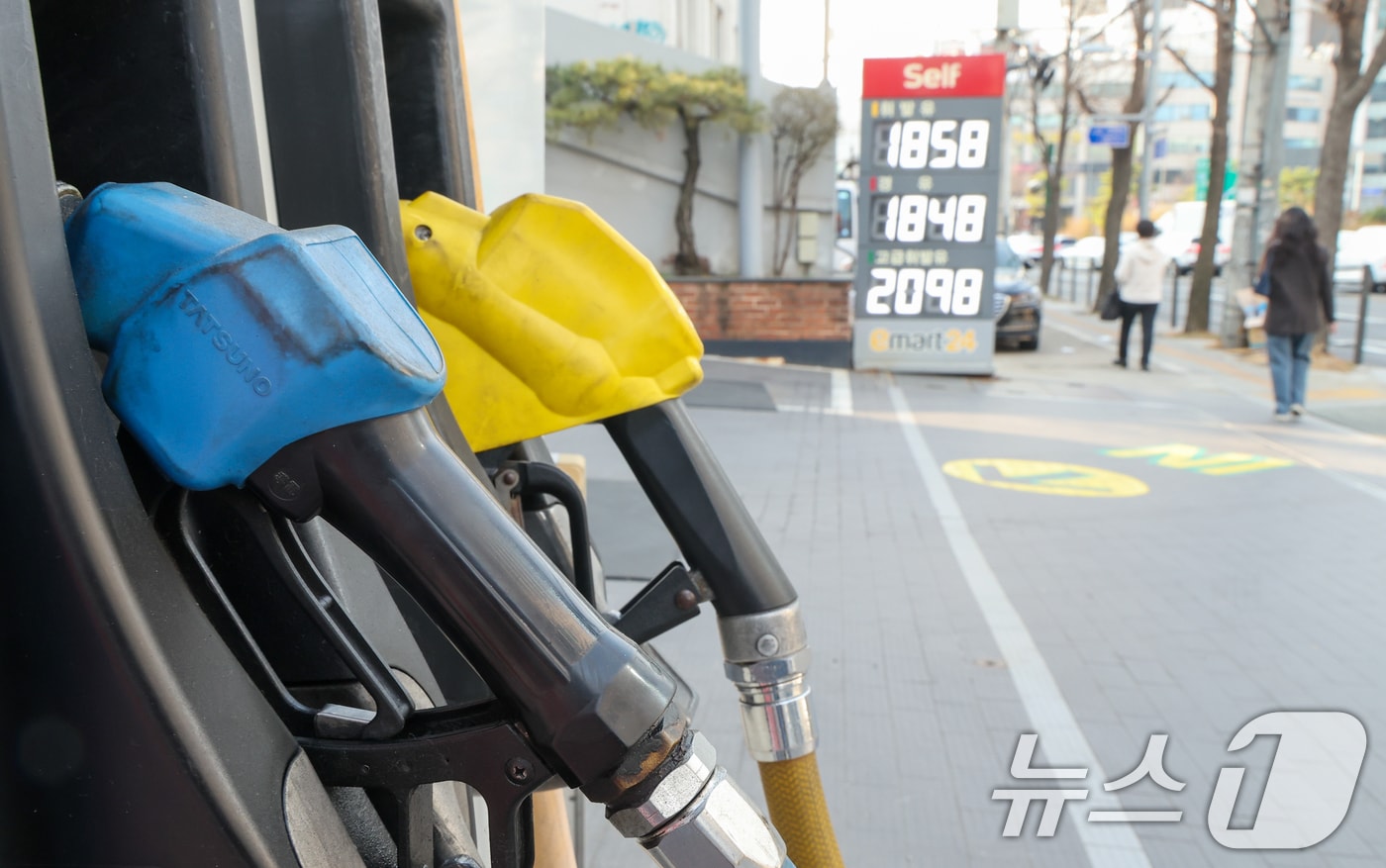 24일 서울 시내 한 주유소에 휘발유, 경유 등 유가 정보가 표시돼 있다. 2026.3.24 ⓒ 뉴스1 안은나 기자