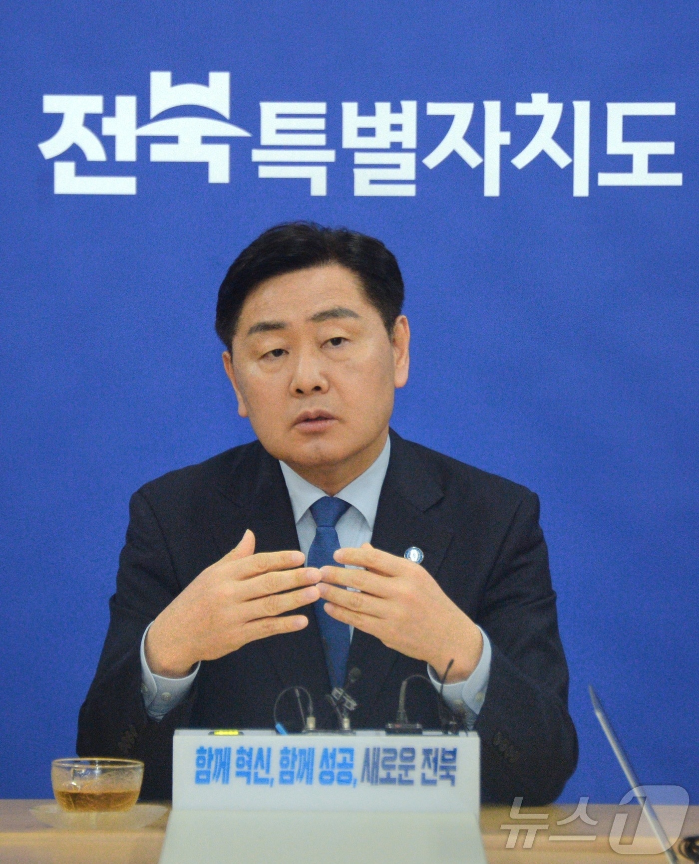 김관영 전북특별자치도지사가 지난 달 24일 전북 전주시 전북특별자치도청 기자실에서 '6·3 지방선거 전북특별자치도지사 출마'와 관련한 간담회를 열고 질의에 답변하고 있다. 2026.3.24 ⓒ 뉴스1 유경석 기자