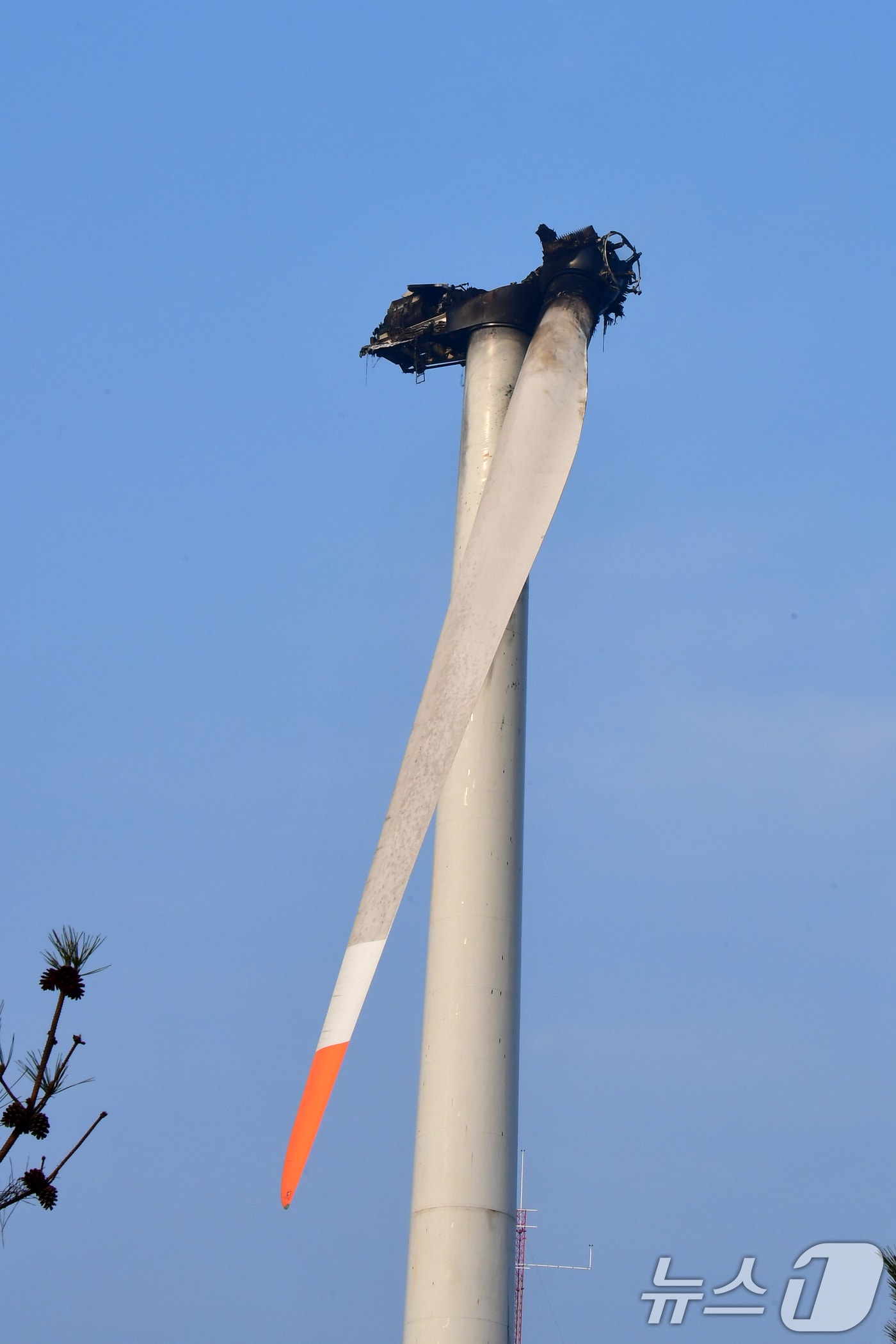 경북 영덕군 창포리 풍력발전기 화재 사고 이틀째인 24일 오전 소방당국이 발전기 블레이드에 남아있는 불을 진화하고 있다. 블레이드 3개 중 지상으로 추락한 2개의 불은 거의 잡힌 상태이지만 타워에 달린 1개에서는 아직도 소량의 연기가 나고 있다. 2026.3.24 ⓒ 뉴스1 최창호 기자