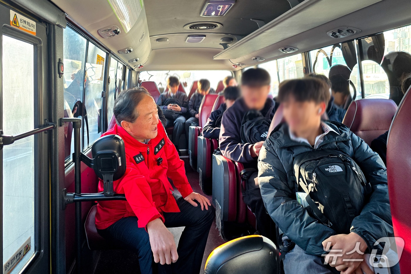 지난 19일 5번 버스 탑승해 건의사항 듣는 이병선 시장.(속초시 제공, 재판매 및 DB 금지) 2026.3.24/뉴스1