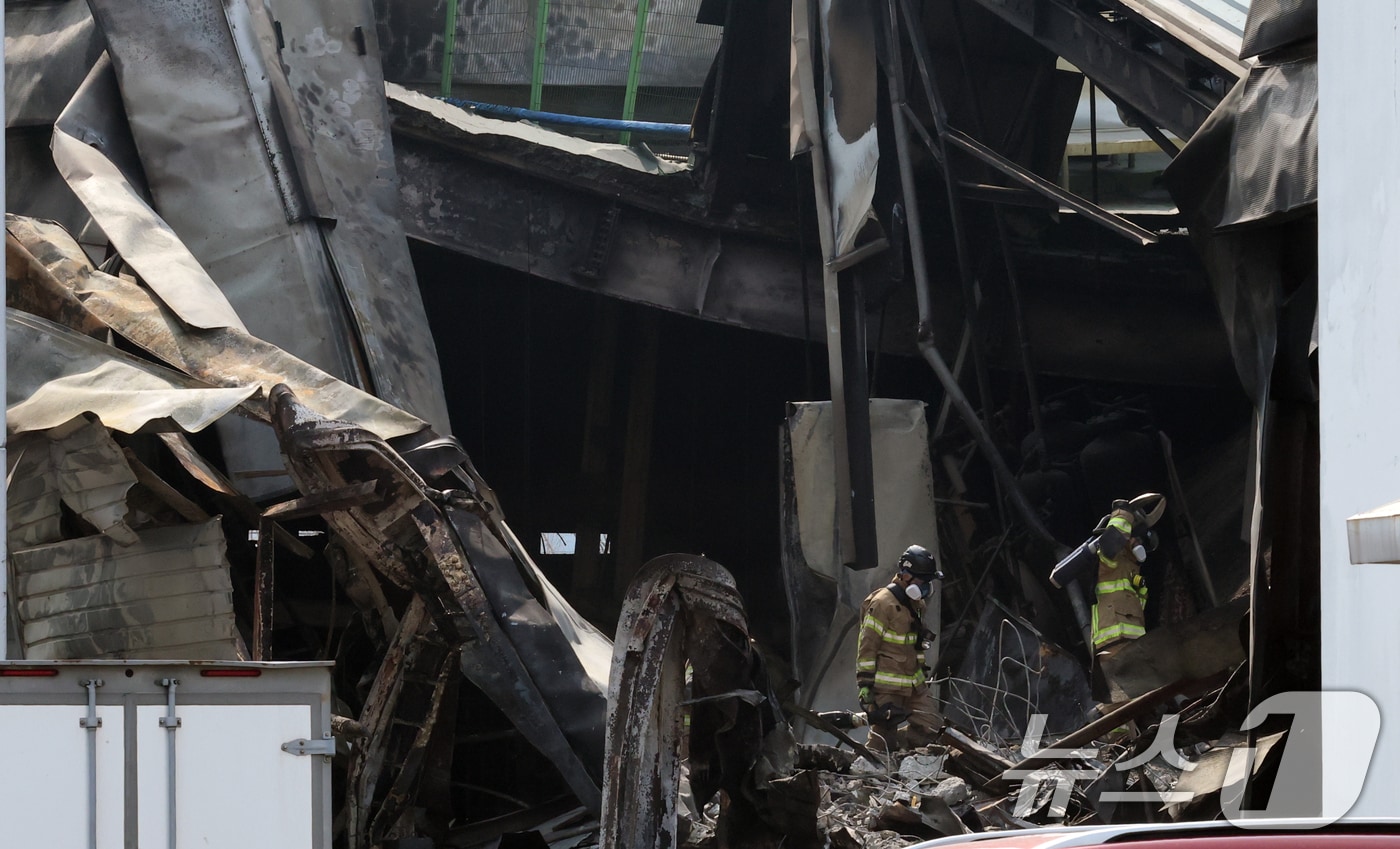 대전 안전공업 공장 화재 참사의 원인을 밝히기 위해 안전보건공단과 노동당국과 소방이 현장 감식을 진행하고 있다. 2026.3.24 ⓒ 뉴스1 김기태 기자