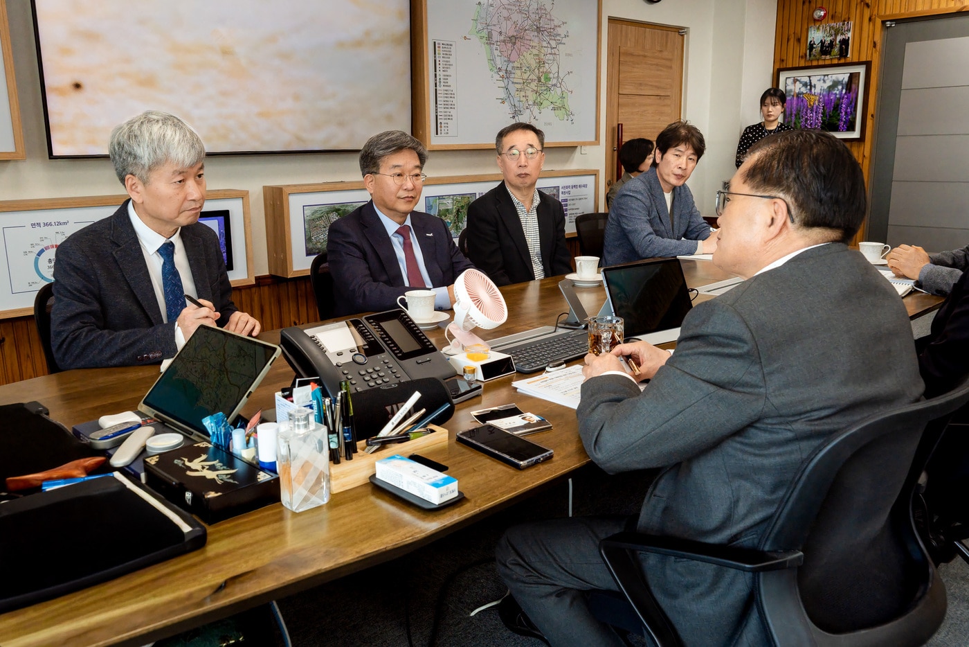 김기웅 서천군수(오른쪽)가 강동진 KIOST 부원장(왼쪽)이 면담과 서해연구소 설립 실행 방안을 논의하고 있다.(군 제공. 재판매 및 DB금지)/뉴스1