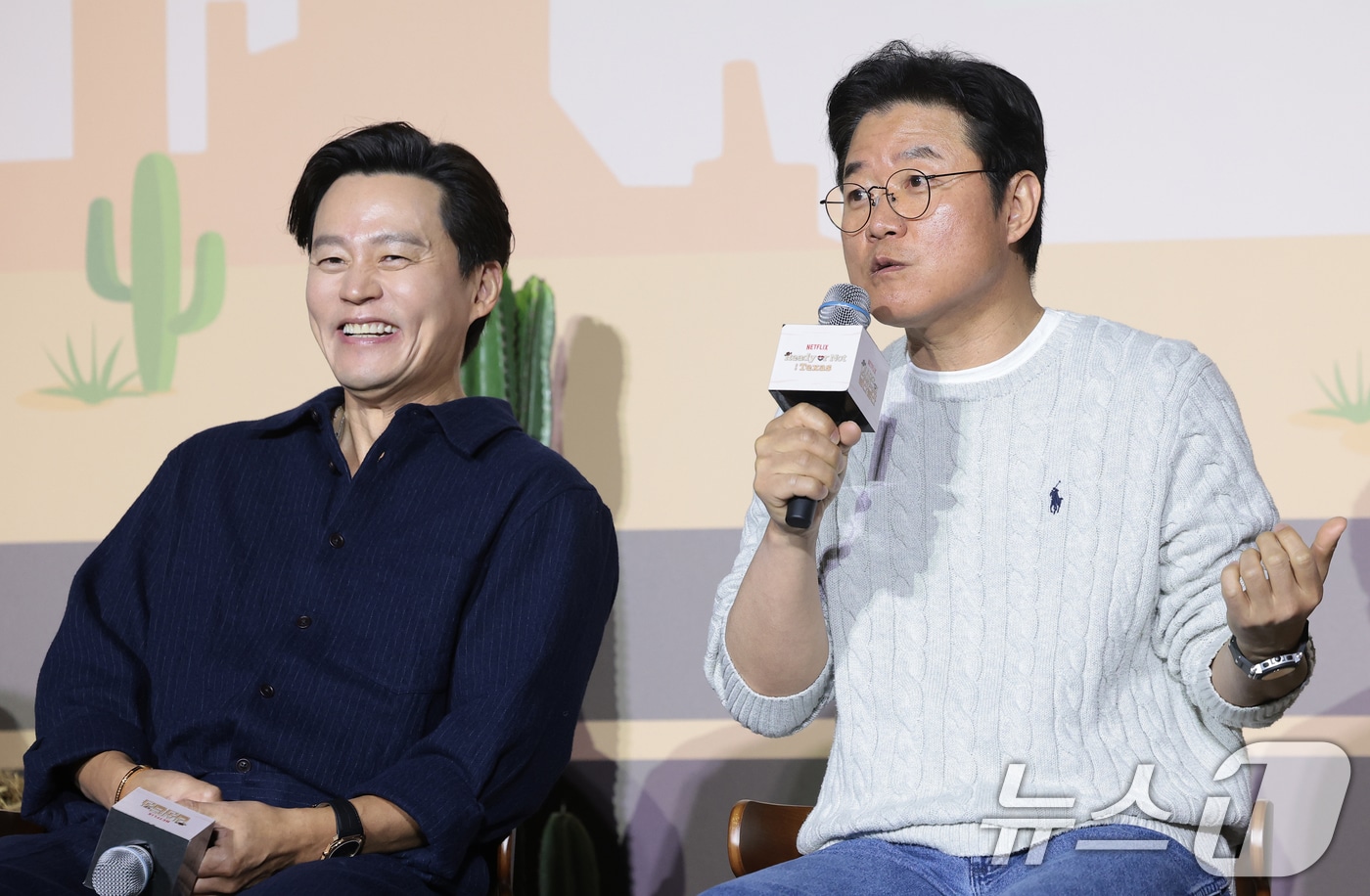 나영석 PD(오른쪽)가 24일 오전 서울 용산구 CGV용산아이파크몰에서 열린 넷플릭스 예능 '이서진의 달라달라' 제작발표회에 참석해 이서진과의 촬영 뒷 이야기를 전하고 있다. 2026.3.24 ⓒ 뉴스1 권현진 기자