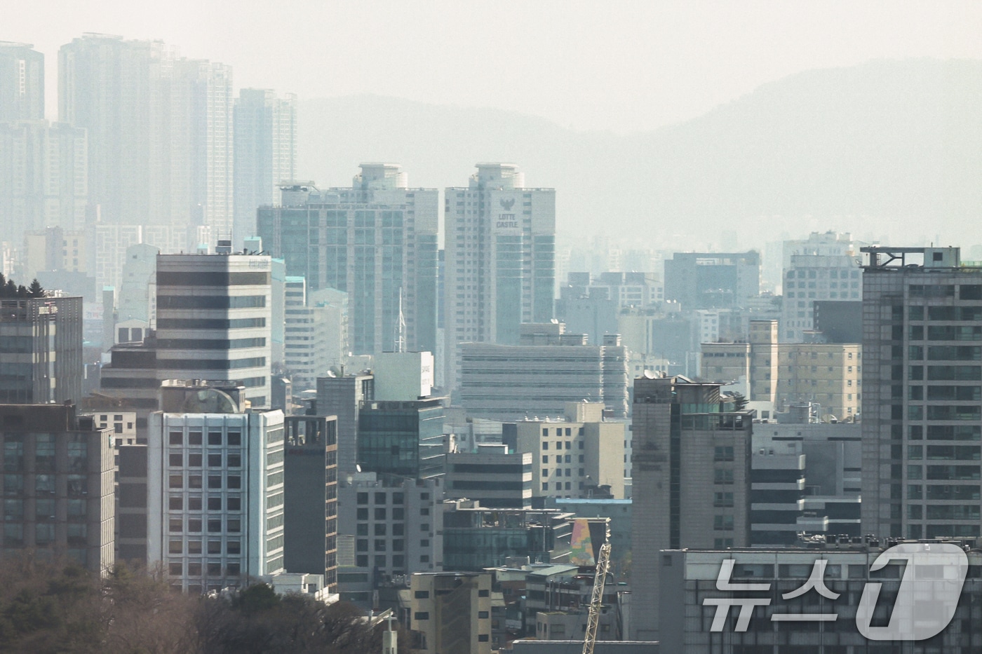 포근한 날씨가 이어지지만 초미세먼지가 나쁨 수준을 보인 24일 서울 도심이 뿌옇게 보이고 있다. 2026.3.24 ⓒ 뉴스1 임지훈 기자