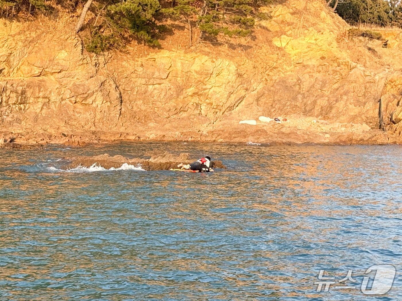 태안해경이 갯바위에 고립된 30대 낚시객을 구조 중인 모습. (태안해경 제공, 재판매 밈 DB금지) / 뉴스1 