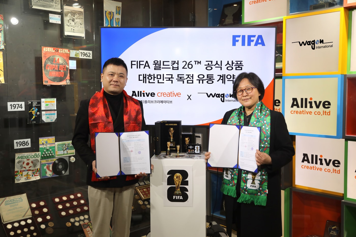 올리브크리에이티브가 FIFA 월드컵 2026™ 공식 라이선스 상품의 국내 독점 유통권을 확보했다. 사진은 유현정 올리브크리에이티브 이사(오른쪽)와 시아 넝 시아웨이 대표의 모습 (올리브크리에이티브 제공)
