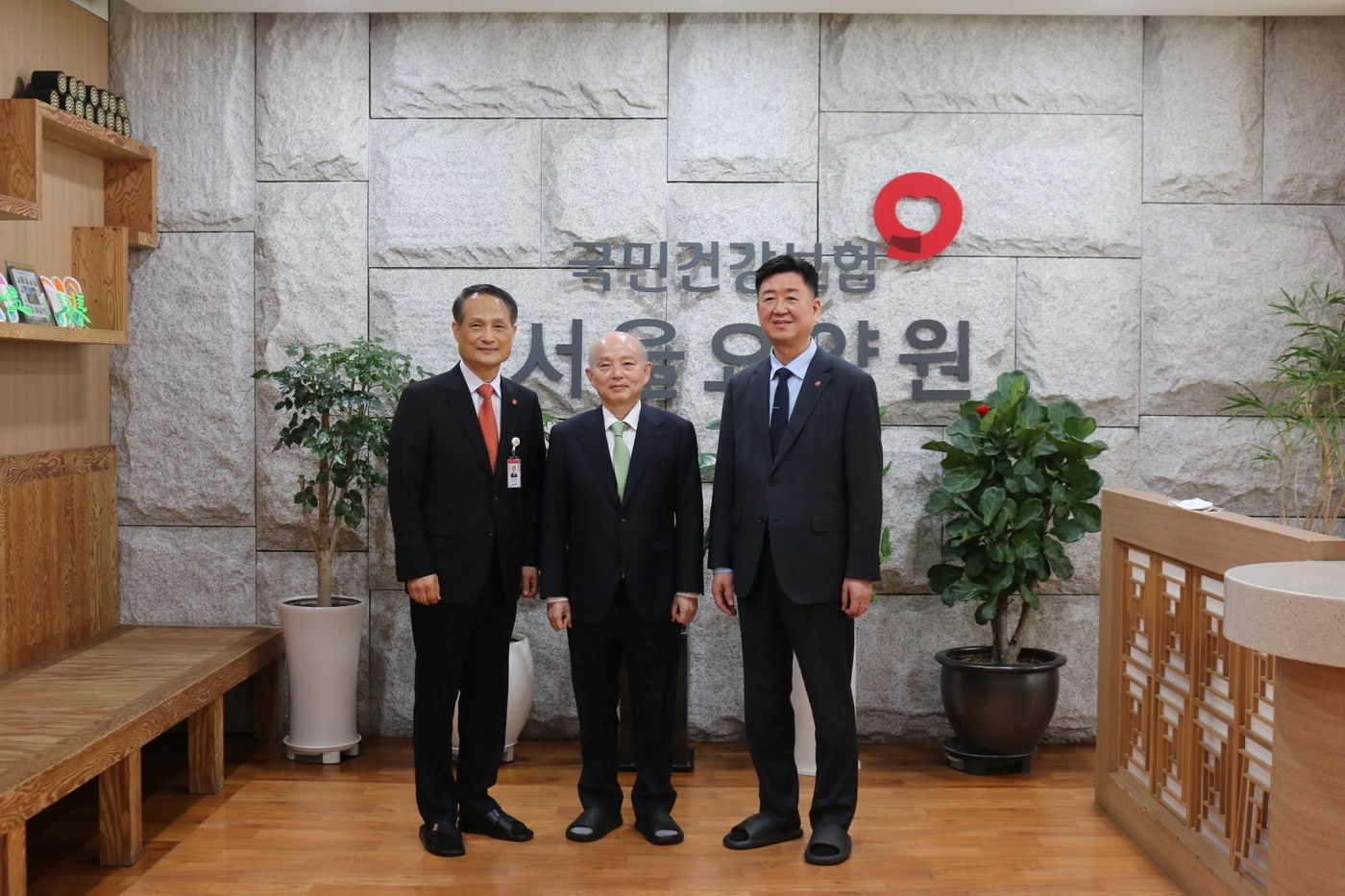 안창호 국가인권위원장이 24일 서울요양원을 찾은 모습(인권위 제공)