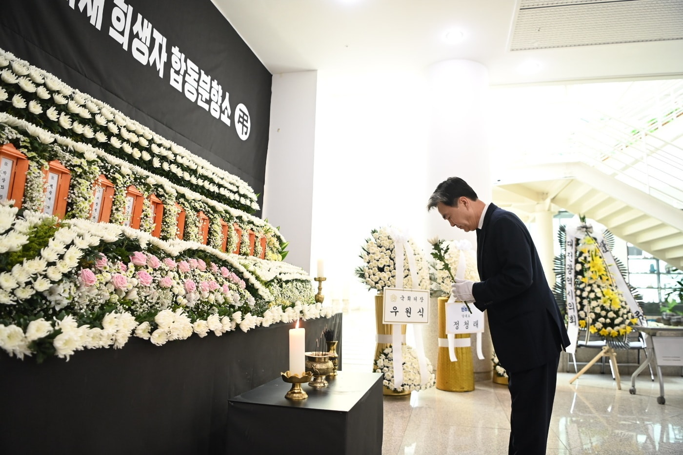 김태흠 충남지사가 대전 자동차 부품공장 희생자 합동분향소를 찾아 헌화하고 있다.(도 제공. 재판매 및 DB금지)/뉴스1