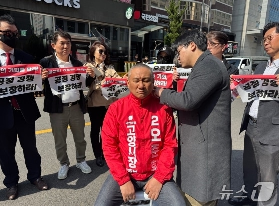 오준환 국민의힘 고양시장 예비후보가 경선 컷오프 결정에 대해 공관위에 재심을 요구하며 당사 앞에서 삭발식을 하고 있다. (오준환 예비후보 제공, 재판매 및 DB금지)