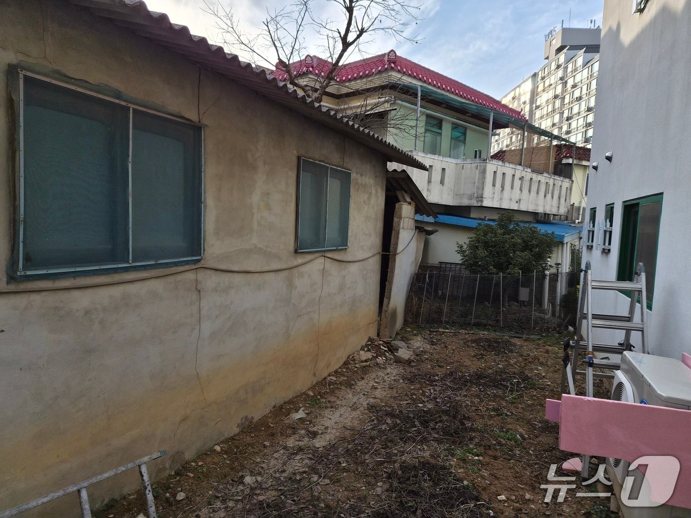 기울어짐 신고가 접수된 광주 남구의 한 빈 주택의 모습.(독자 제공)