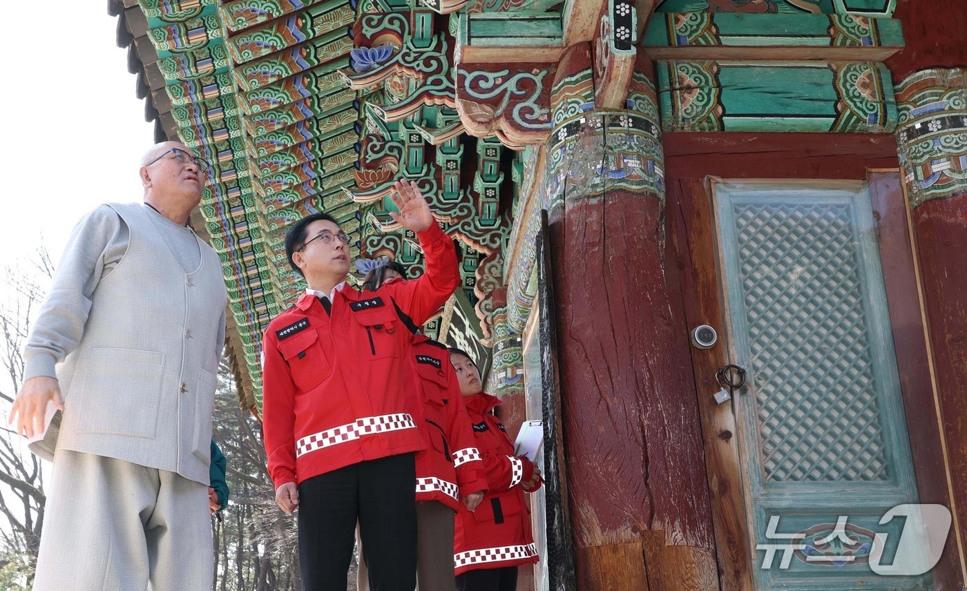 박희조 동구청장이 사찰 내 화재 취약 요소를 살피고 있다.(동구 제공. 재판매 및 DB금지)/뉴스1