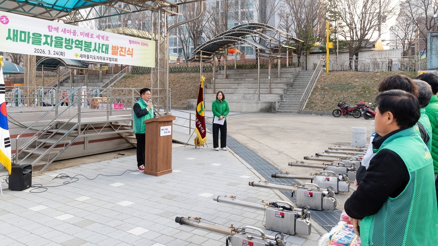 박강수 마포구청장이 새마을자율방역봉사대 대원들을 격려하고 있다.