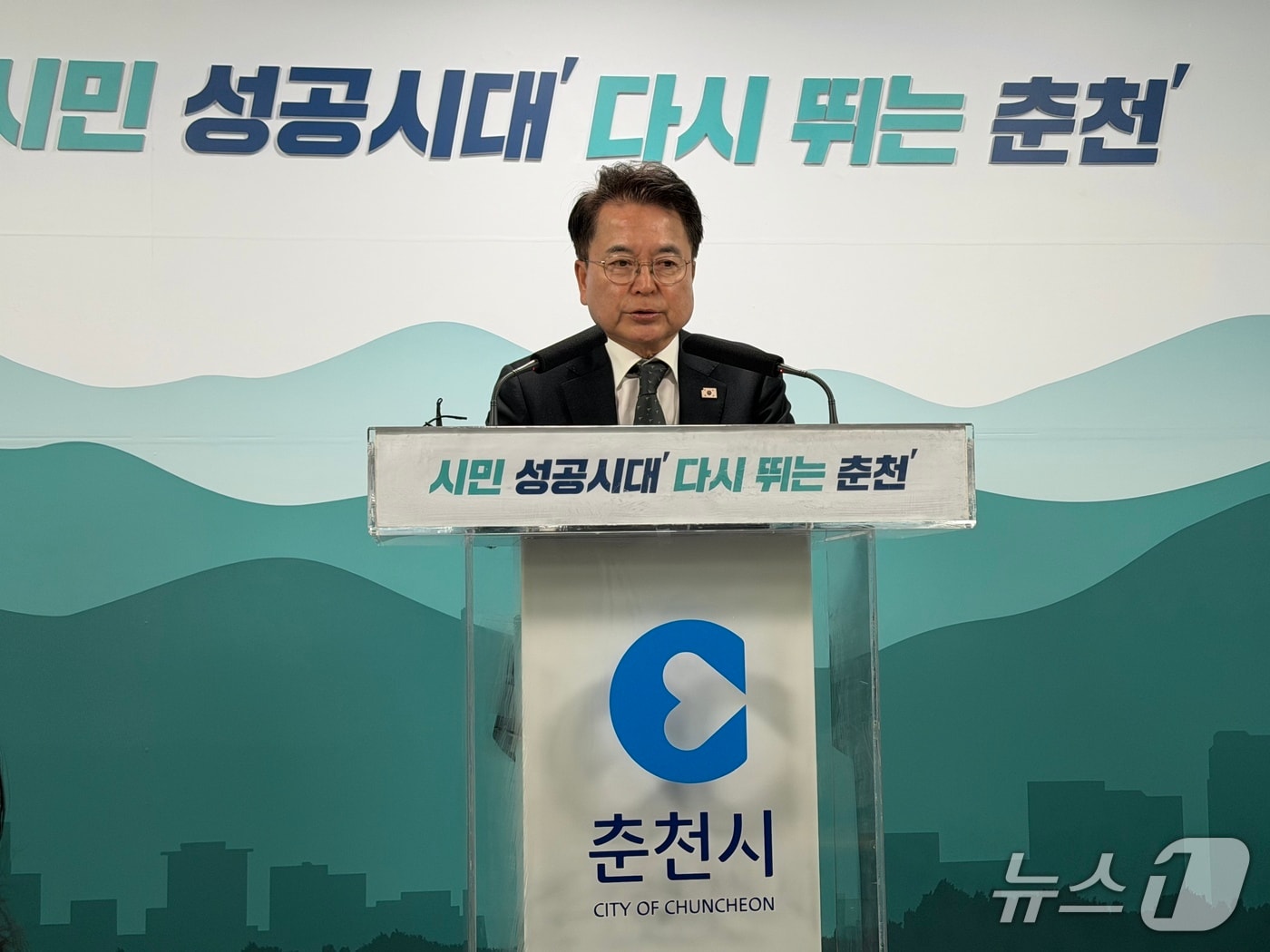 육동한 춘천시장이 24일 시청 브리핑룸에서 브리핑을 열고 '2026년 춘천시 통합돌봄 추진계획'을 발표하고 있다.2026.3.24 한귀섭 기자