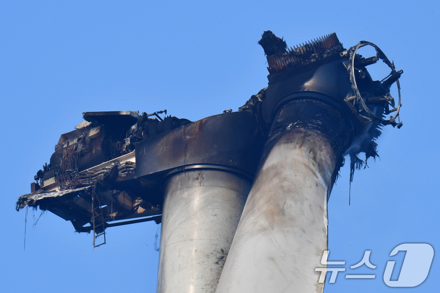 경북 영덕군 창포리 풍력발전기 화재 사고 이틀째인 24일 발전기 타워가 심하게 훼손돼 있다. 2026.3.24 ⓒ 뉴스1 최창호 기자