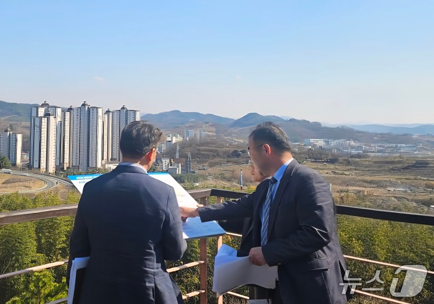 경남도와 진주시가 24일 정부의 공공기관 2차 이전에 대비해 활용 가능한 부지와 건물의 현황을 조사하고 있다(진주시 제공. 재판매 및 DB금지).