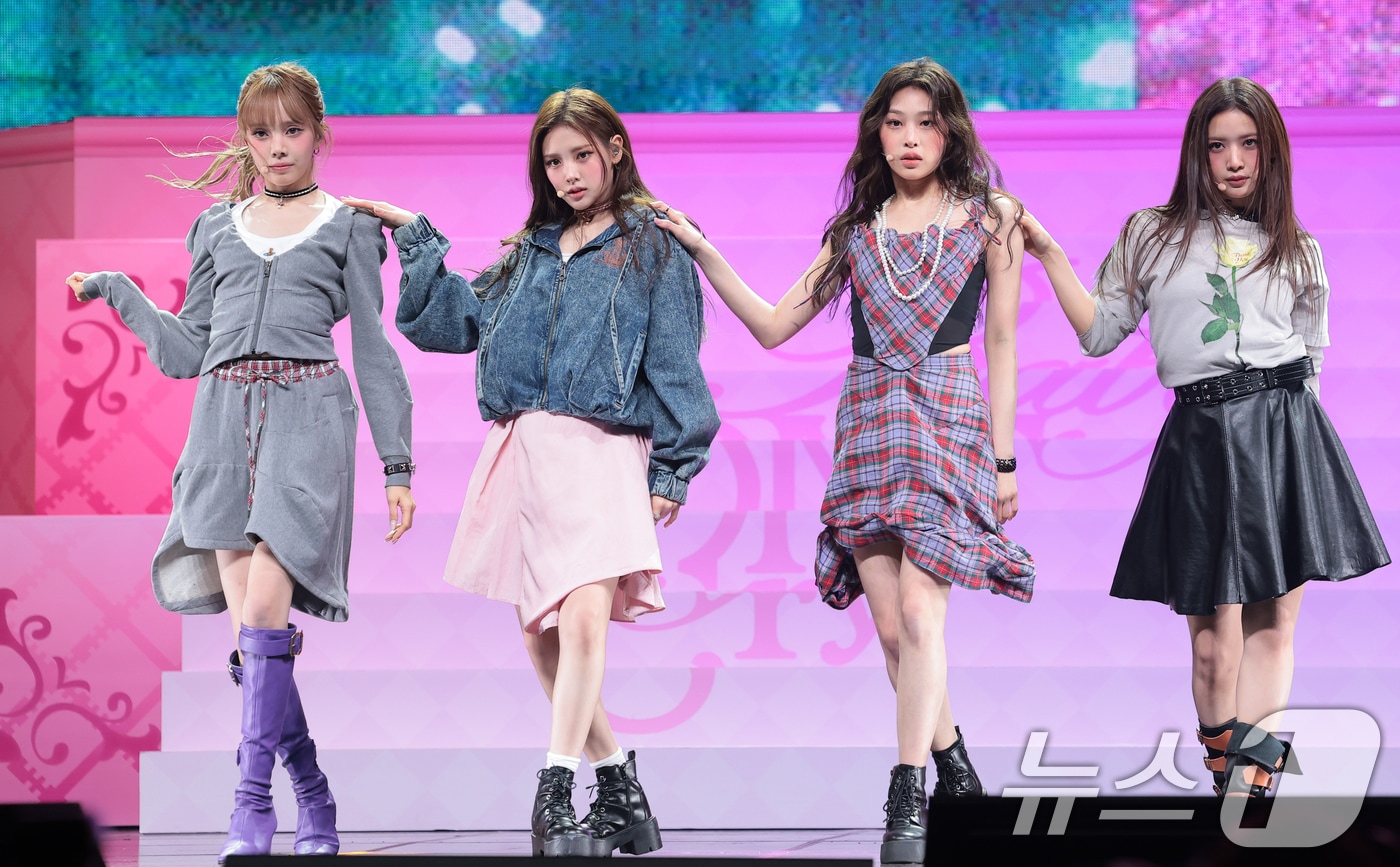 그룹 베이비돈크라이(Baby DONT cry) 미아(왼쪽부터)와 이현, 베니, 쿠미가 24일 오후 서울 용산구 블루스퀘어 우리WON뱅킹홀에서 가진 미니 1집 ‘애프터 크라이(AFTER CRY)’ 발매 기념 쇼케이스에서 타이틀곡 ‘비터스윗(Bittersweet)’을 선보이고 있다. 2026.3.24 ⓒ 뉴스1 권현진 기자