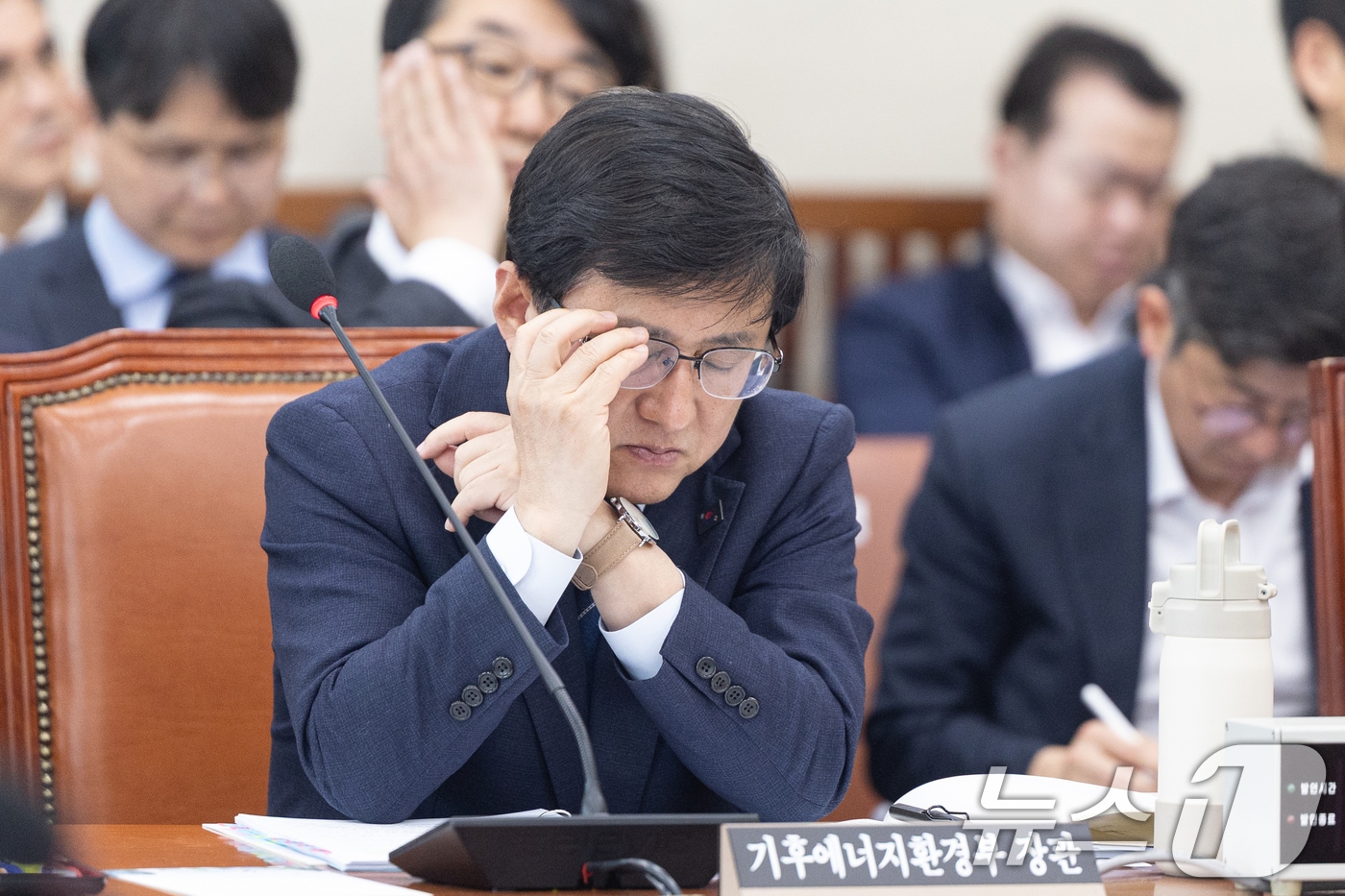 24일 서울 여의도 국회에서 열린 제433회국회(임시회) 기후에너지환경노동위원회 전체회의에서 김성환 기후에너지환경부 장관이 안경을 고쳐쓰고 있다. 2026.3.24 ⓒ 뉴스1 이승배 기자