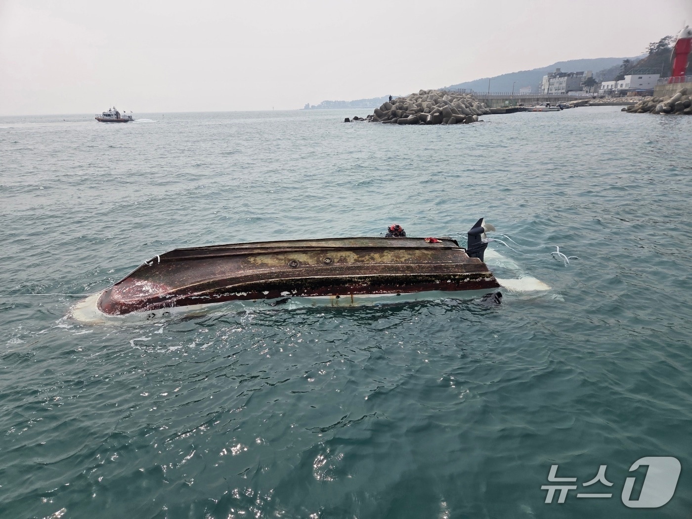 24일 오전 10시 51분께 울산 북구 어물항 인근 해상에서 0.85톤 어선 1대가 전복됐다.(울산해양경찰서 제공. 재판매 및 DB금지)/뉴스1