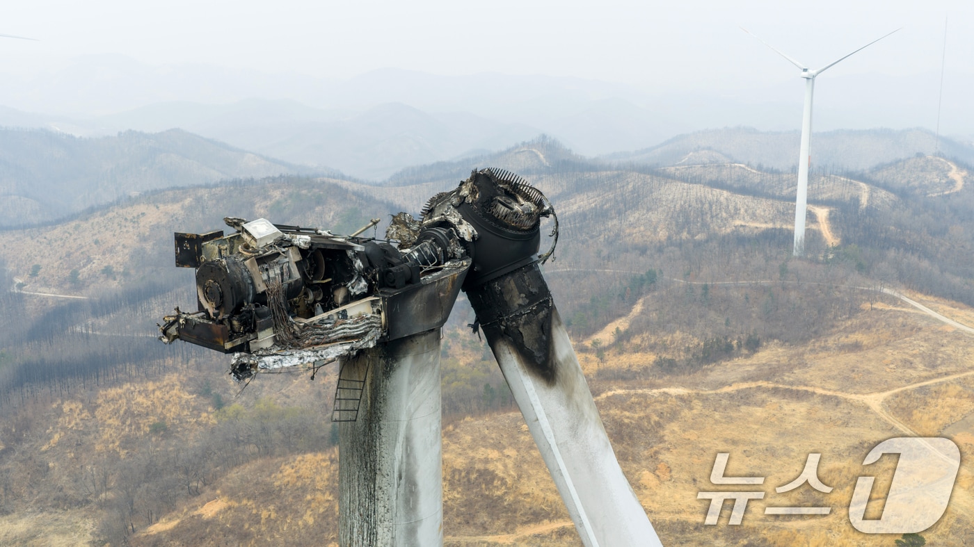 경북 영덕군 창포리 풍력발전기 화재 사고 이틀째인 24일 오후 발전기 타워가 심하게 훼손돼 있다.(독자제공, 재판매 및 DB금지) 2026.3.24 ⓒ 뉴스1 최창호 기자