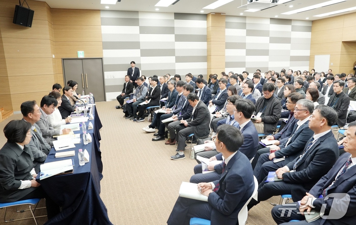 23일 전북 전주 국민연금공단에서 열린 전국 지사장 워크숍 ‘지사장이 묻고, 이사장이 답하다’ 순서에서 김성주 국민연금공단 이사장이 지사 현안에 대해 질의응답을 하고 있다. (국민연금공단 제공)