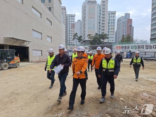 송성훈 광주 남부소방서장은 24일 광주 남구 송하동에 위치한 대형 공사장을 찾아 봄철 화재 예방을 위한 현장점검을 실시하고 있다.(광주 남부소방 제공. 재판매 및 DB 금지)