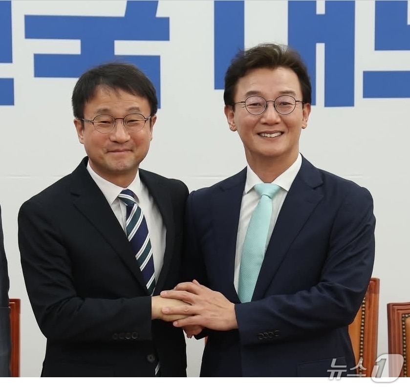 전재수 더불어민주당 의원이 한병도 원내대표와 부산글로벌허브도시특별법에 대한 면담을 하고 있다.(전재수 의원 개인 SNS 캡처 제공. 재판매 및 DB금지)