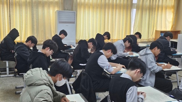 충북 청주 세광고등학교 3학년 학생들이 전국연합학력평가를 치르고 있다.(충북교육청 제공. 재판매 및 DB금지)