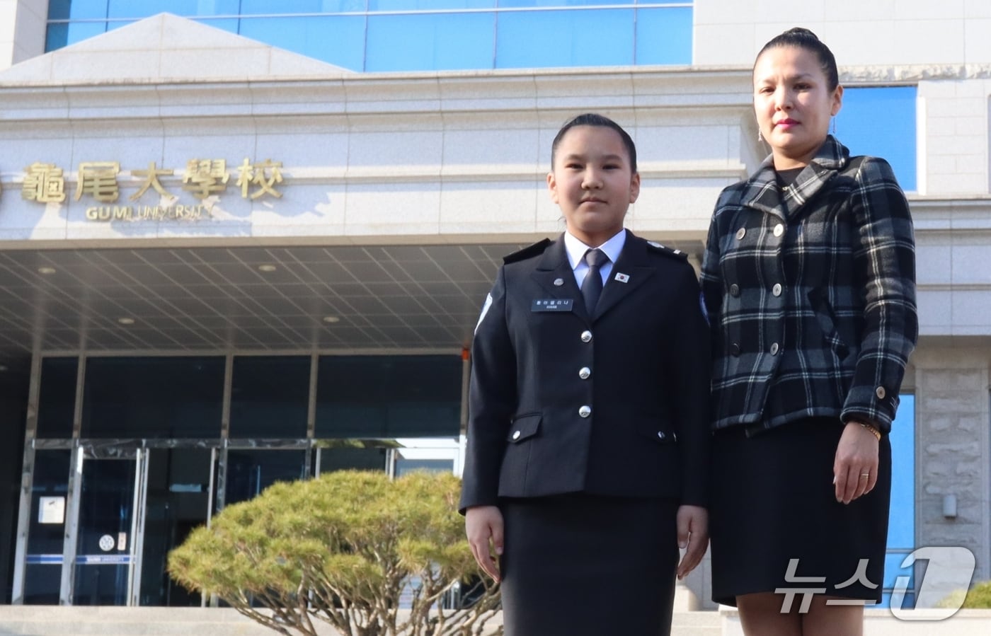 카자흐스탄 출신으로 구미대에 함께 재학 중인 어머니 황 아셀 씨와 딸 황 아델리나 양.(구미대 제공. 재판매 및 DB금지)/뉴스1