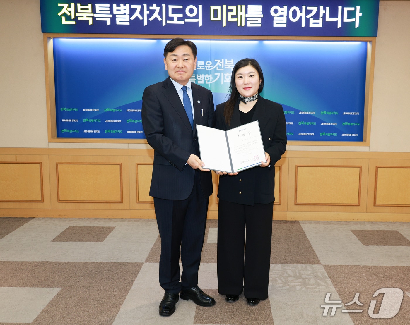  24일 법무법인 길담 소속 이삼일 변호사가 전북도 감사위원으로 위촉된 뒤 김관영 도지사와기념 촬영을 하고 있다.(전북도 제공. 재판매 및 DB금지)/뉴스1