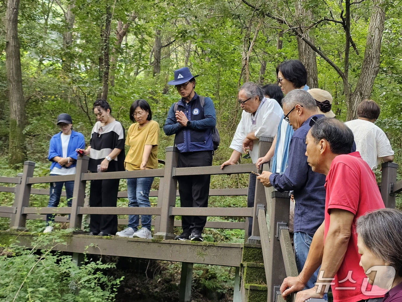 충북 괴산군 성불산 산림휴양단지 숲 해설 프로그램 운영 모습.(괴산군 제공. 재판매 및 DB금지)