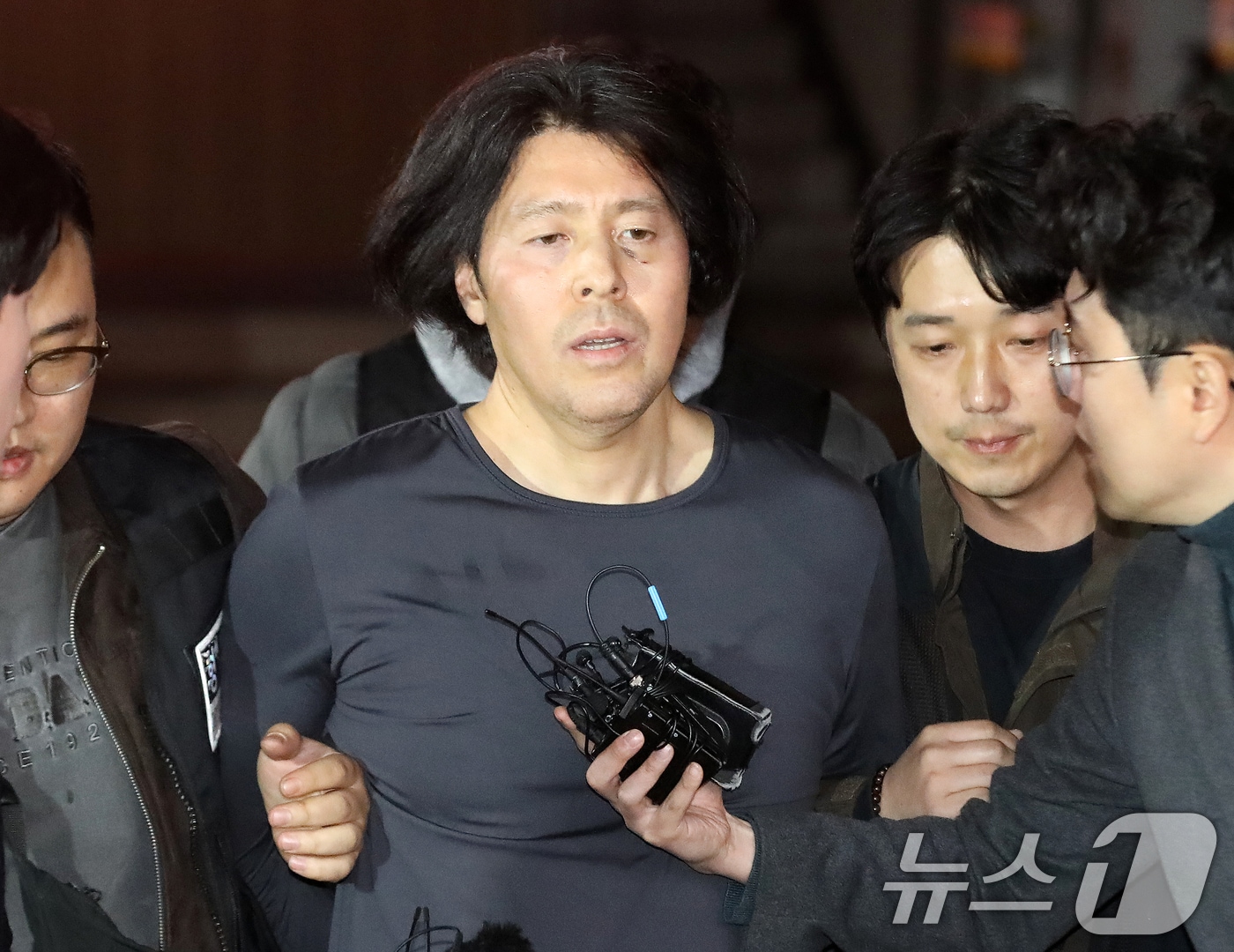 부산 부산진구 소재 아파트에서 전 직장 동료였던 항공사 기장을 살해한 혐의로 구속된 김동환(49)이 지난달 17일 오후 울산에서 검거돼 부산진경찰서로 압송되는 모습. 2026.3.24 ⓒ 뉴스1 윤일지 기자