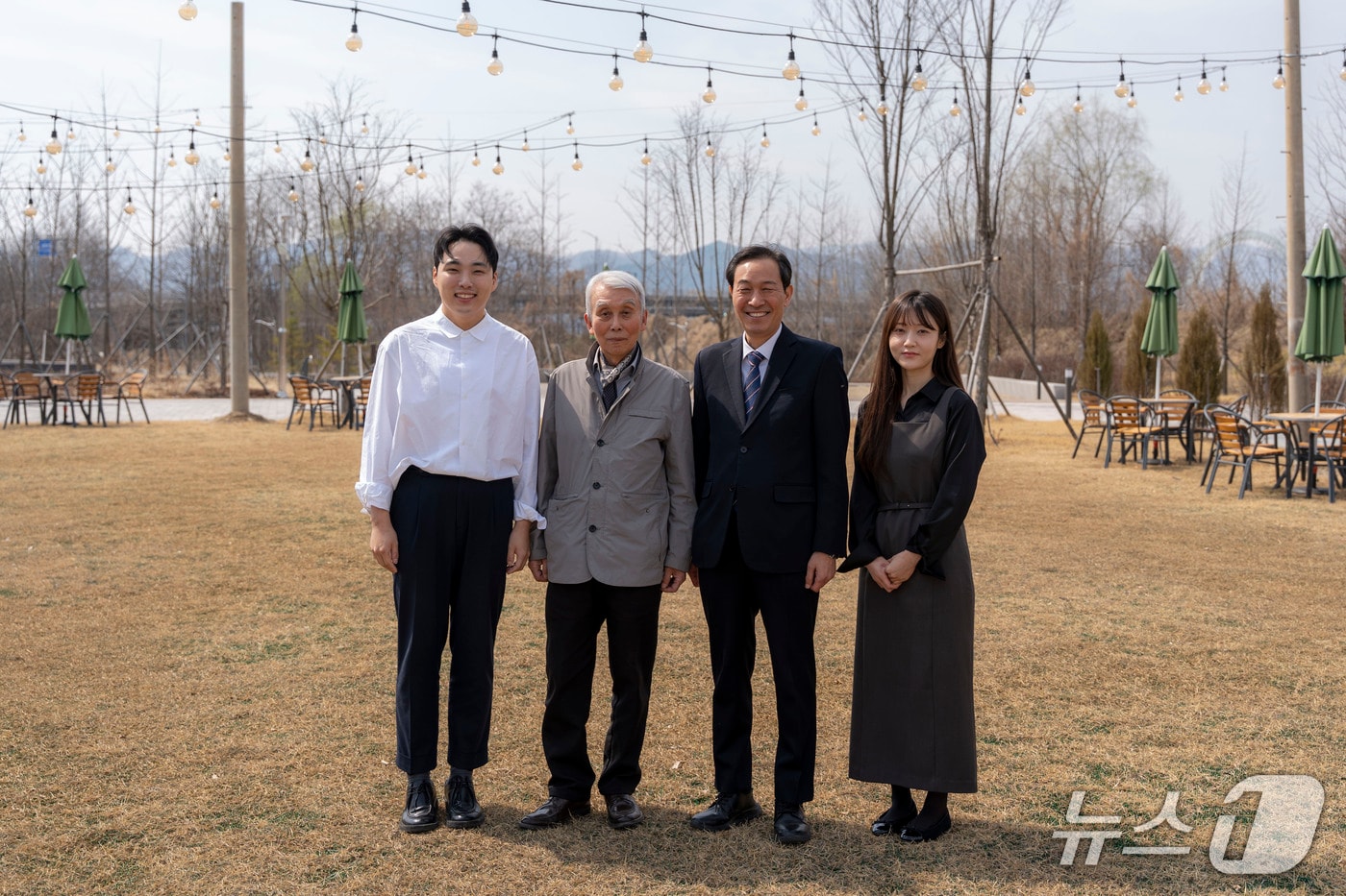 우상호 강원도지사 예비후보와 정성헌 한국DMZ평화생명동산 이사장, 고은비 자립청년, 김성훈 홍천 '와썹타운' 공동대표.(우 후보 측 제공, 재판매 및 DB금지)