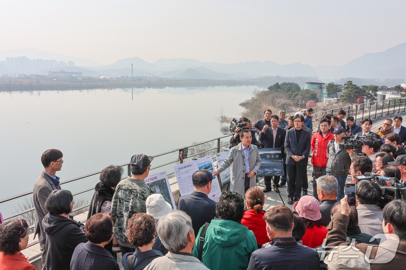 춘천 서면대교 건설사업 현장 점검.(강원도 제공. 재판매 및 DB금지)/뉴스1