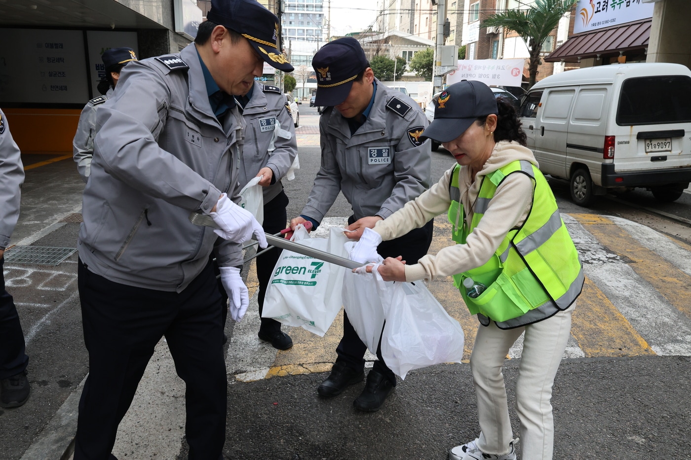 서울 은평경찰서는 24일 은평구 불광동 먹자골목과 불광5구역 일대에서 불광1동 주민센터, 은평구자율방범대, 은평외국인자율방범대 등과 함께 '기본질서 Re-디자인 합동 순찰 및 플로깅' 캠페인을 진행했다고 밝혔다. (서울 은평경찰서 제공. 재판매 및 DB금지)