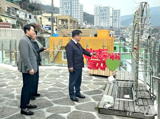 부산 서구는 지역 관광 활성화를 위해 추진 중인 '아미, 아미로 오다' 캠페인의 구체화 방안을 놓고 현장 점검에 나섰다. (서구 제공. 재판매 및 DB금지)