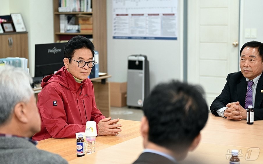 이철우 경북도지사 예비후보는 24일 의성군을 방문해 통합신공항과 연계한 5대 공약을 발표했다. ⓒ 뉴스1 김대벽기자