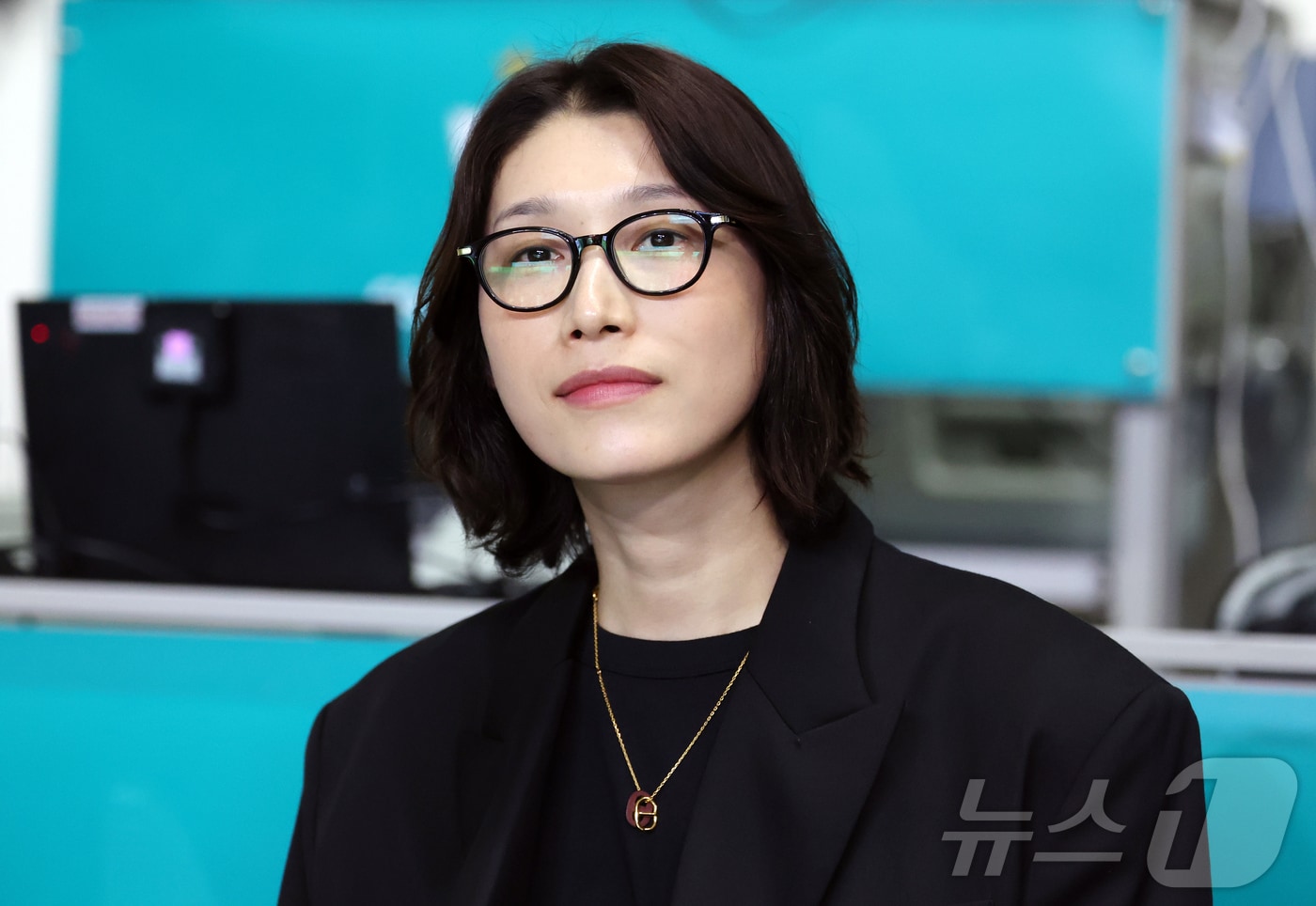 24일 오후 서울 중구 장충체육관에서 열린 2025-26 V리그 여자부 준플레이오프 GS칼텍스와 흥국생명의 경기, 지난 시즌을 끝으로 흥국생명에서 은퇴한 김연경이 경기를 지켜보고 있다. 2026.3.24 ⓒ 뉴스1 김진환 기자