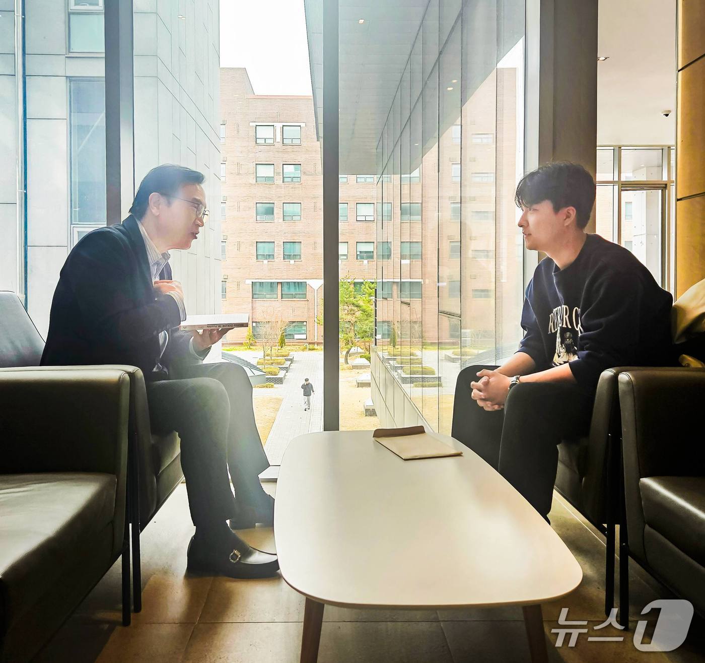 임태희 경기도교육감(왼쪽)과 서울대 국어교육과에 진학한 유하진 씨.(경기도교육청 제공. 재판매 및 DB 금지)/뉴스1 