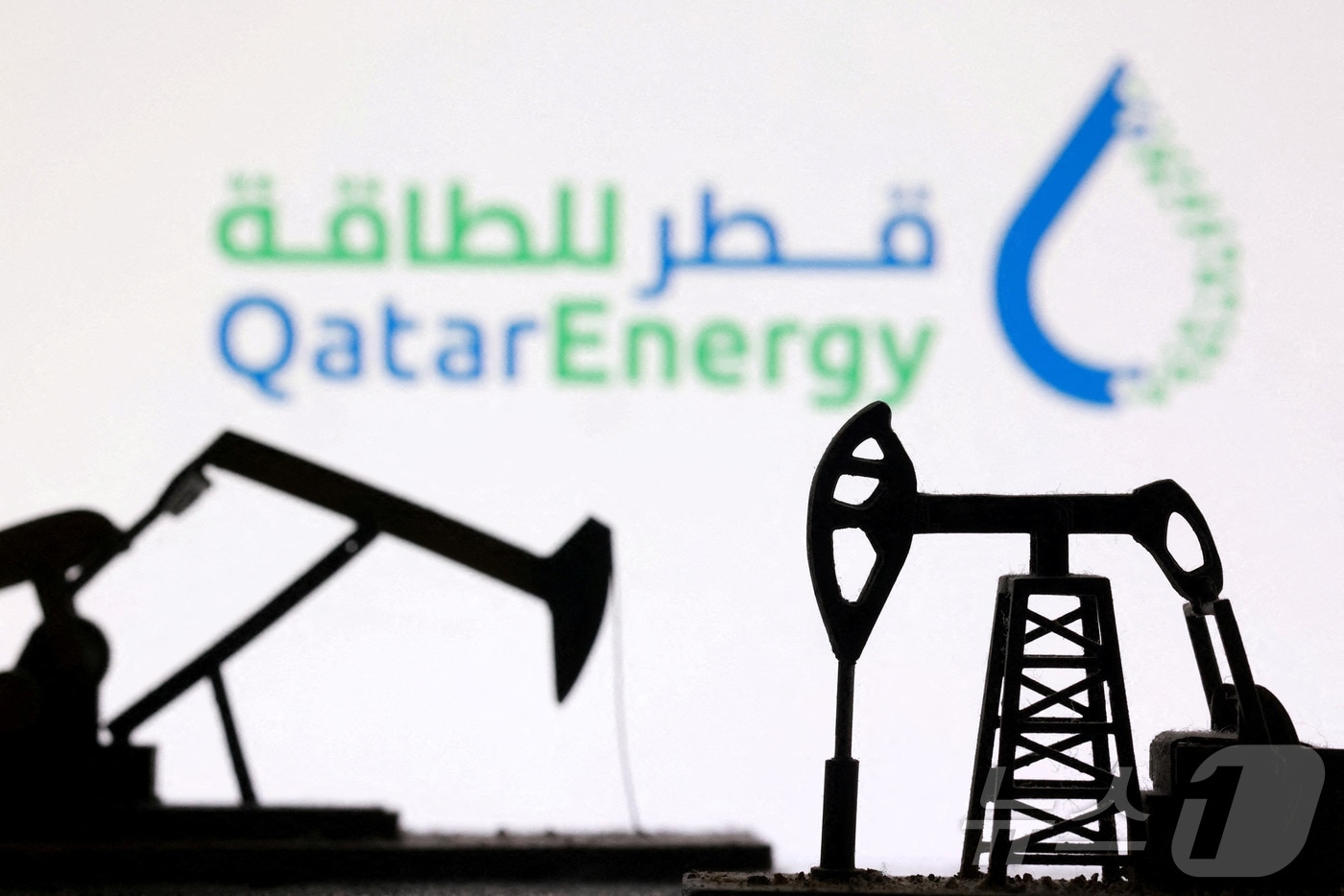 카타르 국영 에너지 기업인 카타르에너지 로고 앞에 3D 프린터로 제작한 유전 모형 일러스트. 2026.03.02 ⓒ 로이터=뉴스1