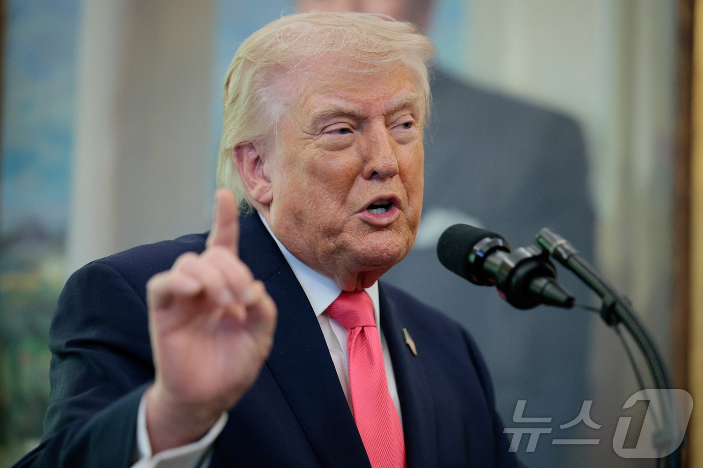도널드 트럼프 미국 대통령이 24일(현지시간) 백악관에서 열린 마크웨인 멀린 신임 국토안보부 장관 취임선서식에서 기자들의 질문에 답하고 있다. 2026.03.24. ⓒ 로이터=뉴스1