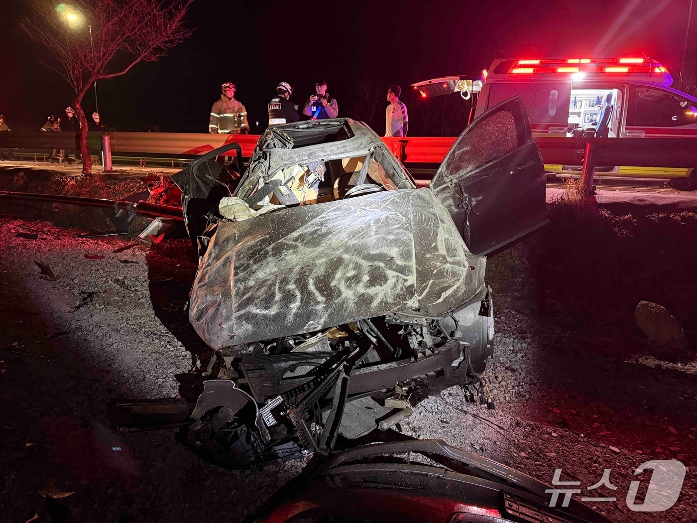 지난 24일 오후 11시 16분쯤 강원 춘천시 남산면 구만이교차로에서 볼보 승용차가 연석을 충돌하는 사고가 발생한 가운데, 이 차량 운전자 A 씨(48)가 숨졌다.(강원도소방본부 제공. 재판매 및 DB금지)/뉴스1