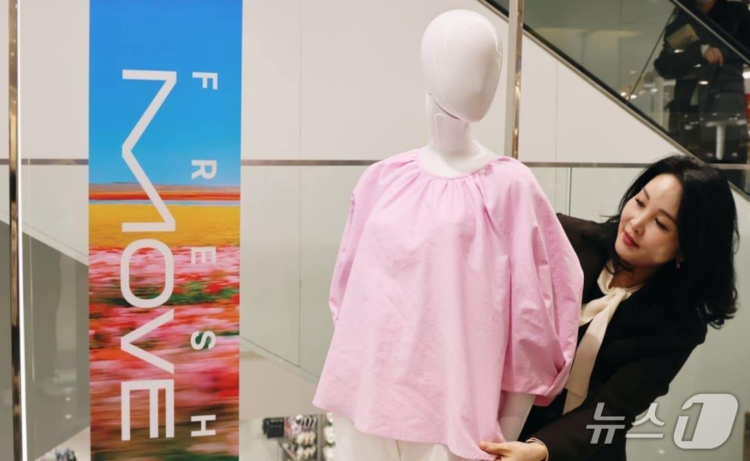 롯데백화점 대구점 3층 에스컬레이터 진열 공간에서 직원이 봄 패션 상품을 진열하고 있다.(롯데백화점 제공, 재판매 및 DB 금지)