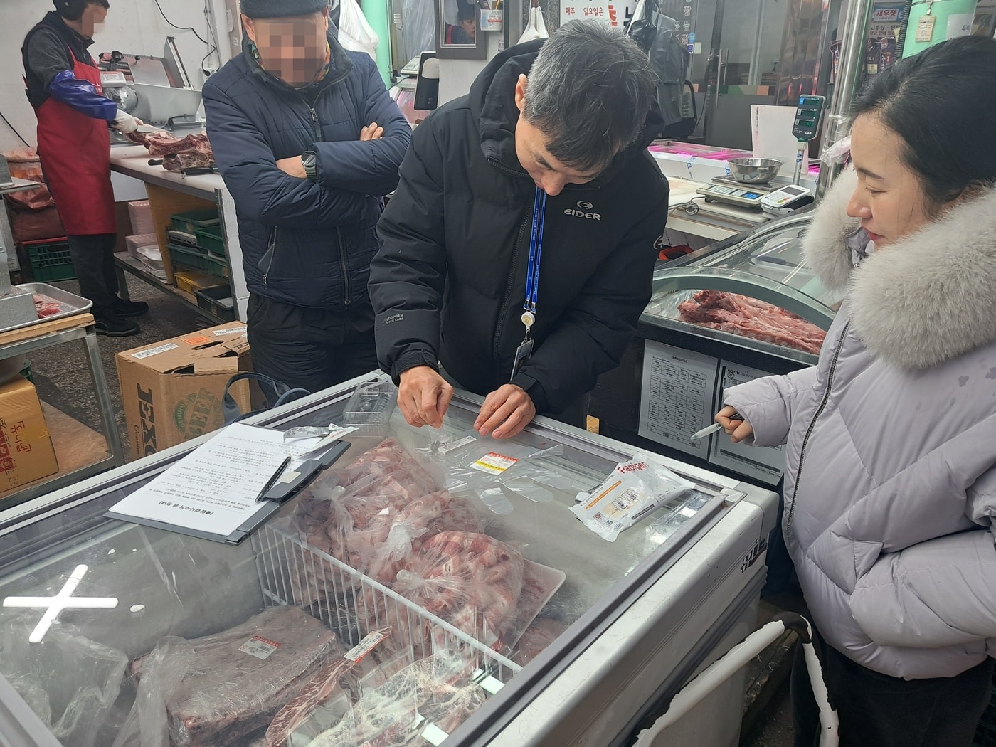 돼지고기 원산지판별 검정키트 활용 원산지 단속 장면(서울시 제공)