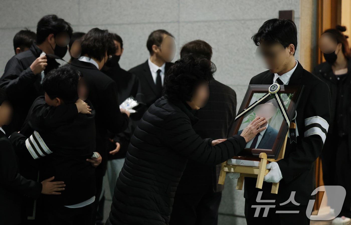 25일 대전 충남대병원 장례식장에서 공장 화재로 74명의 사상자가 발생한 안전공업 희생자 최 모씨의 발인에서 유가족이 슬퍼하고 있다. 2026.3.25 ⓒ 뉴스1 김기태 기자
