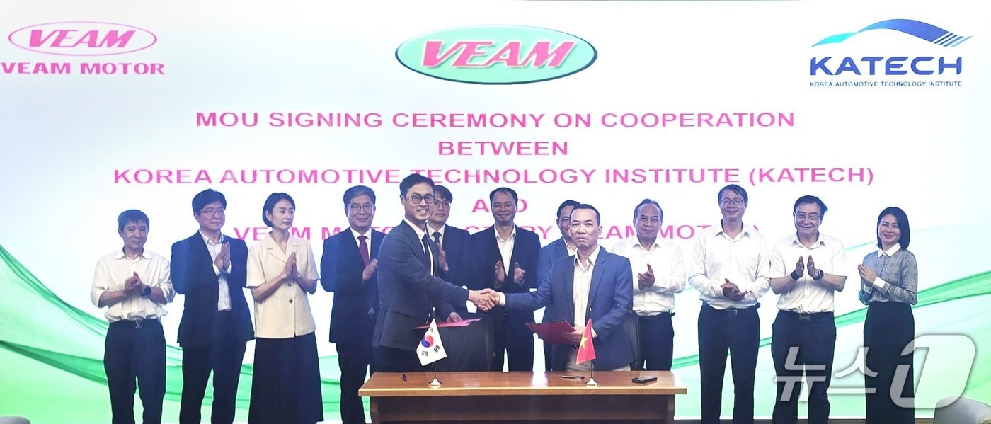 24일(현지시각) 베트남 하노이 비암(VEAM) 본사에서 (왼쪽부터) 진종욱 한국자동차연구원(KATECH) 원장, 응우옌 반 하이 비암모터(VEAM MOTRO) 대표이사가 자동차 제조·생산 기술 고도화를 위한 업무협약(MOU)을 체결한 뒤 악수하고 있다(한자연 제공). 2026.3.24.