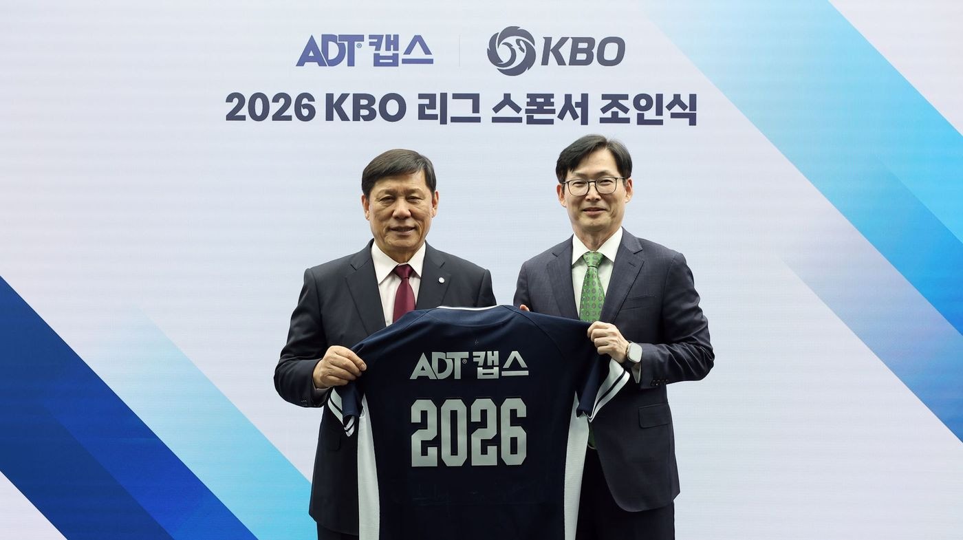 한국야구위원회(KBO)는 SK쉴더스의 물리보안 브랜드 ADT캡스와 24일 KBO 스튜디오에서 조인식을 갖고 2026 신한 SOL KBO리그 공식 스폰서십을 체결했다고 25일 밝혔다.(KBO 제공)