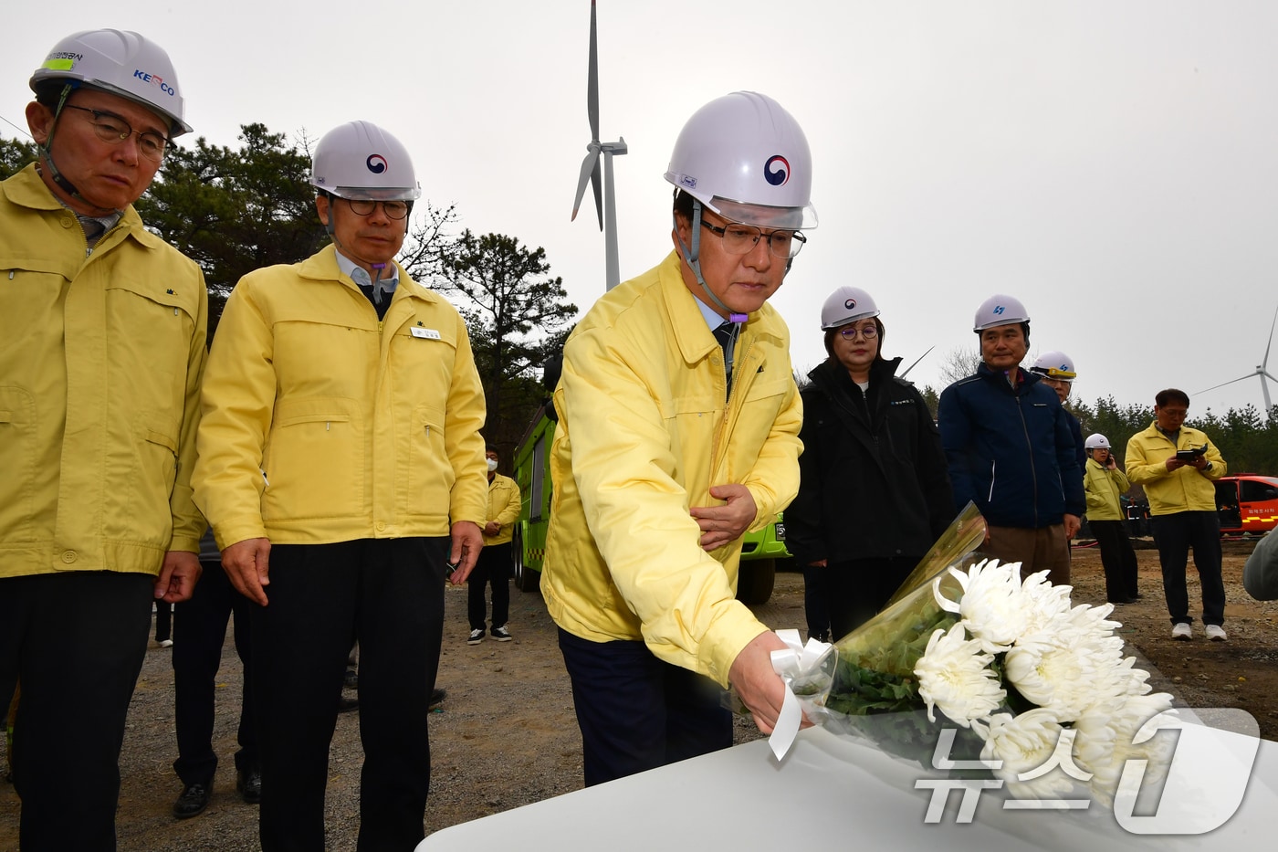 김성환 기후에너지환경부 장관이 25일 3명의 근로자가 숨진 경북 영덕군 창포풍력발전기 화재 사망 사고 현장에서 헌화하고 있다. 2026.3.25 ⓒ 뉴스1 최창호 기자