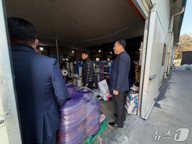 순천시가 25일 종량제봉투 제조사를 방문해 재고와 원료 등을 점검하고 있다. (순천시 제공. 재판매 및 DB금지)